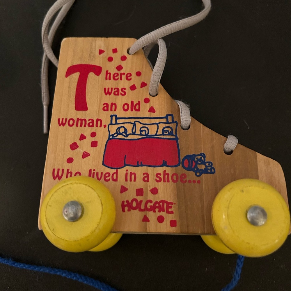 Vintage Holgate pull toy - The Old Woman who Lived in a Shoe